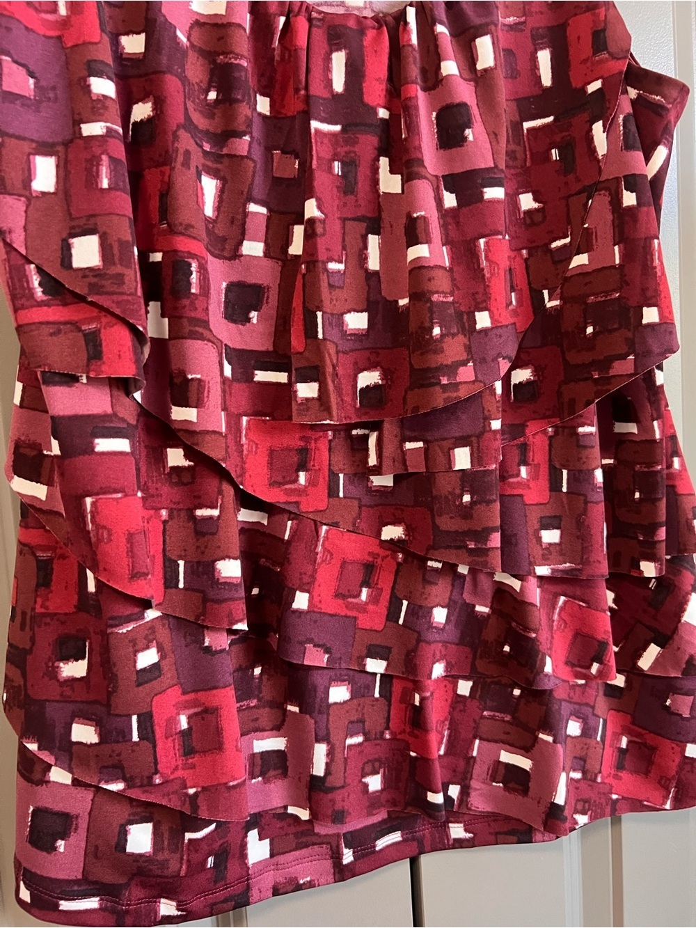 ALFRED SUNG Berry and White Printed Ruffle Shell - Picture 5 of 8
